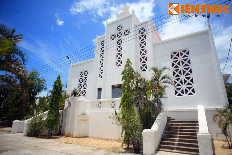 Trong khuôn viên làng phong Quy Hòa có cả một quần thể kiến trúc tôn giáo độc đáo gồm nhà thờ và nơi ở của các nữ tu.