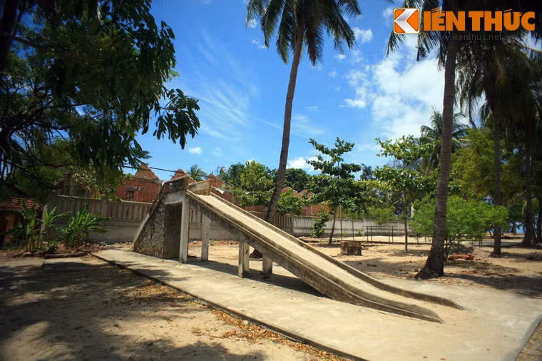 Các công trình vui chơi cho trẻ em cũng được xây dựng.