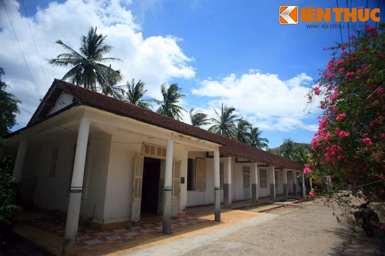 Tất cả những căn nhà dành cho bệnh nhân phong đều là nhà trệt, rộng rãi để bệnh nhân sống thoải mái, mọi chi tiết được tính toán kỹ lưỡng để không gây khó khăn cho người bệnh bởi phần lớn đều đã bị tàn phế (nhà có rất ít góc nhọn, hàng hiên trước ghép bằng những gạch bông, đá xanh để dễ đi, giữa các nhà hầu như không có hàng rào ngăn cách, trong vườn có nhiều ghế đá để nghỉ chân khi di dạo...).