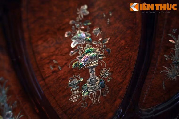 Các món đồ nội thất này đều được hực hiện bởi những người thợ mộc có tay nghề điêu luyện nhất Đông Dương thời đó.