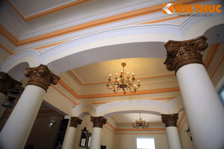 Lúc sinh thời, ông Trần Trinh Trạch là chủ sở hữu của 74 sở điền, với 110.000 ha đất trồng lúa, gần 100.000 ha ruộng muối. Ông có 7 người con, 4 gái, 3 trai. Trong 3 người con trai của ông Trạch (Trần Trinh Đinh, Trần Trinh Huy và Trần Trinh Khương), trong đó Trần Trinh Huy ăn chơi hơn cả.