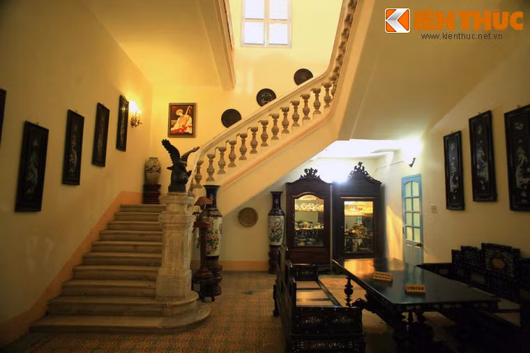 Sau khi ông Hội đồng Trạch mất năm 1942, núi tài sản ông để lại cho Công tử Bạc Liêu và các con cháu ước tính trị giá lên tới 5 tấn vàng. Nhưng khi công tử Bạc Liêu nằm xuống vào năm 1973 thì khối tài sản đó cũng đã cạn. Các con cháu của Công tửi rơi vào cảnh nghèo khó và li tán nhiều nơi. Dinh thự của Công tử Bạc Liêu đã đổi chủ và ngày nay trở thành khách sạn kiêm điểm tham quan phục vụ khách du lịch.