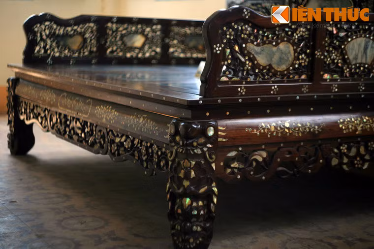 Cận cảnh một chiếc sập dành cho khách đến chơi nghỉ ngơi và hút á phiện trong dinh thự.