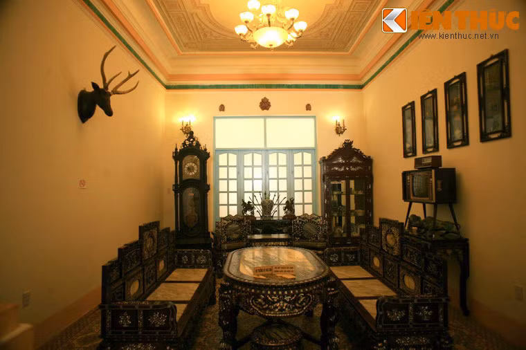 Các món đồ gỗ trong dinh thự đều được là từ gỗ quý, chạm khắc tinh xảo, cẩn xà cừ tinh tế. Nhiều vật dụng như giường, phản, ghế được lát mặt đá hoa cương, có công dụng như "điều hòa nhiệt độ", đem lại cảm giác mát mẻ cho người dùng vào mùa hè.