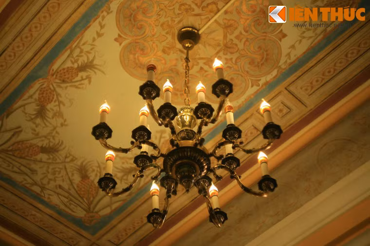 Nhiều đồ nội thất nhập từ Pháp như các chùm đèn lộng lẫy...