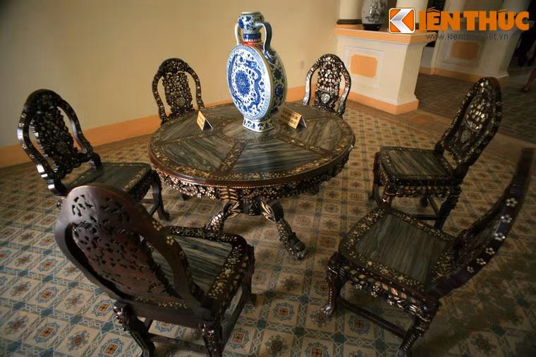 Một số hiện vật gốc của tòa nhà từng lưu lạc qua tay các gia chủ khác nhau, sau này đã được được mua lại với một khoản chi phí không nhỏ.