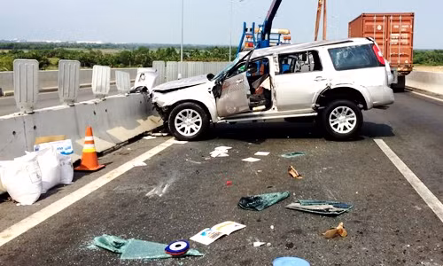 Cả gia dinh 5 nguoi gap nan tren cao toc hien dại nhát VN-Hinh-2