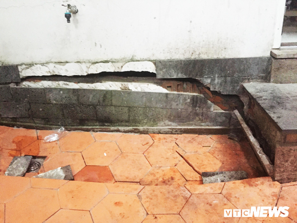 Nhiều căn nhà bị sụt lún sàn, nền đất nghiêm trọng, có nhà sụt lún tới 40cm.