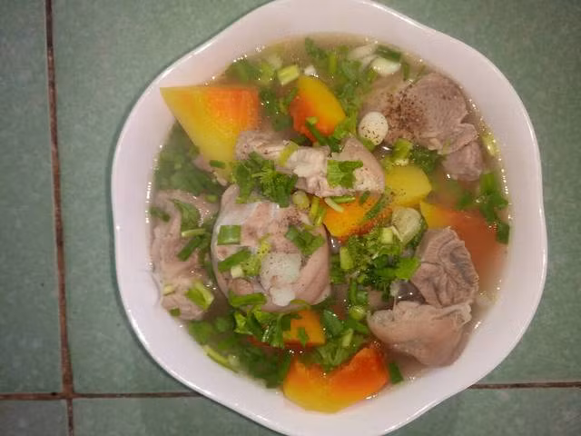 Canh chân giò hầm đu đủ: Món ăn không hề ngán ngấy, ngọt, thơm vị thanh mát là lựa chọn tuyệt vời cho sản phụ và những bà mẹ nuôi con nhỏ giúp lợi sữa cực tốt. Ảnh: Cookpad.