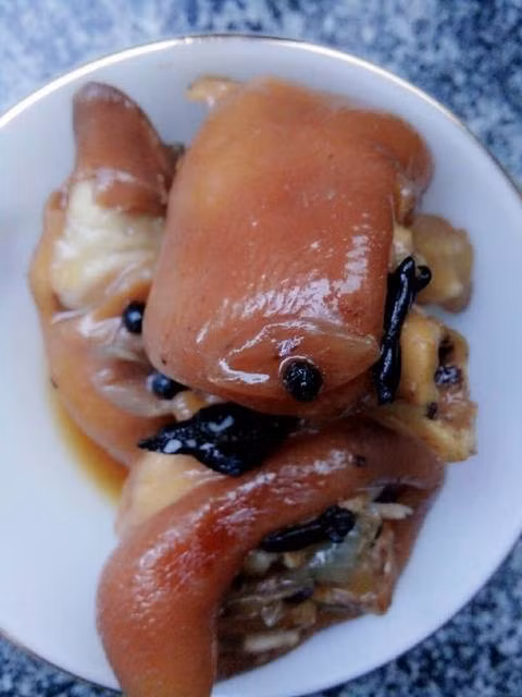 Thịt chân giò hầm nước dừa: Với món ăn này, phần móng giò được hầm mềm với cái vị béo ngậy của thịt, ngọt thanh của nước dừa, hương thơm ngào ngạt của các loại gia vị làm món ăn trở nên hấp dẫn, ăn với cơm hay bánh mì là ngon mê ly. Ảnh: Cookpad.