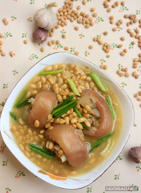 Móng giò hầm đậu nành cũng là lựa chọn không tồi để đổi bữa, làm tăng khẩu vị cho gia đình bạn. Món ăn này giàu dinh dưỡng, tốt cho sức khỏe, đặc biệt tốt cho làn da và sinh lý phụ nữ. Ảnh: Ngoisao.