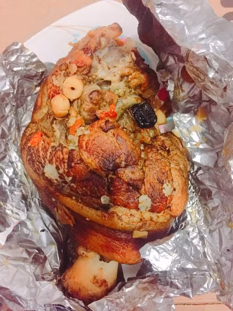 Chân giò nướng giấy bạc: Món ăn này sau khi chế biến thành công với chân giò vàng giòn, thơm nức cực kỳ hấp dẫn. Khi ăn bạn chỉ cần thái chân giò thành miếng vừa ăn và bày lên đĩa và ăn kèm với cơm trắng, bánh mỳ hay các loại xôi mặn đều rất ngon và hợp miệng. Ảnh: Cookpad.