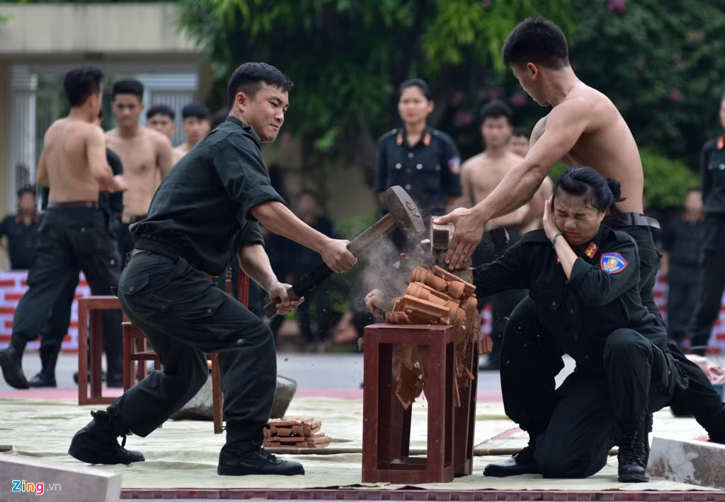 Những đôi tay liễu yếu đào tơ sau khi tập luyện khí công đã trở nên cứng như thép.