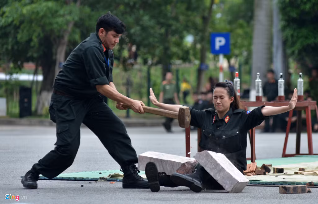 Đôi chân nhỏ bé có thể dùng làm bệ đỡ để đập vỡ hòn đá lớn.