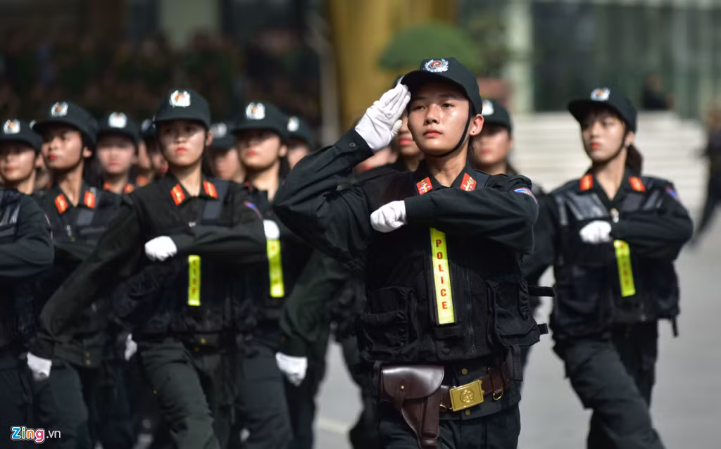 Anh: Ngam nu canh sat tuong lai mua con, lai xe phan khoi lon