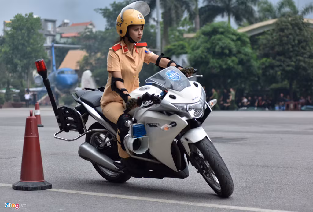 Tham gia câu lạc bộ môtô khoảng hơn một năm, Hồng Thuỷ đã giành giải nhì cuộc thi huấn luyện của câu lạc bộ tập huấn cho sinh viên cảnh sát về kỹ năng lái xe an toàn.