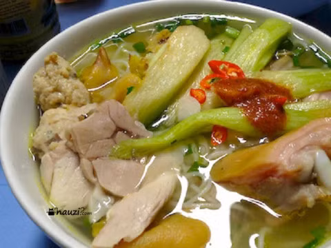 Bún móng giò dọc mùng: Món ăn này đặc biệt phù hợp để đổi bữa trong mùa hè, hoặc những ngày bạn chán cơm. Nhâm nhi bát bún móng giò dọc mùng cảm nhận vị chua dịu thanh thanh của nước canh, nếm miếng móng giò giòn giòn, dẻo dẻo không gì thú vị bằng. Ảnh: Nauzi.