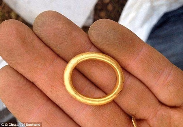 Theo luật ở Scotland, chủ sở hữu của khu đất nơi kho báu được tìm thấy không nhận được bất kỳ khoản tiền nào. Tại những vùng còn lại của Anh quốc, số tiền này được chia đôi cho người phát hiện và chủ đất.