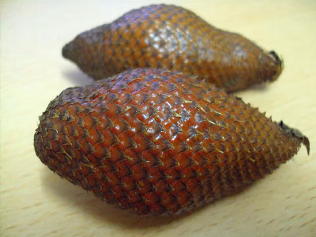 Nhân quả có vị ngọt, hơi giòn và có tính axit có thể dùng làm món ăn giải khát cực tốt. Ảnh: Pinterest