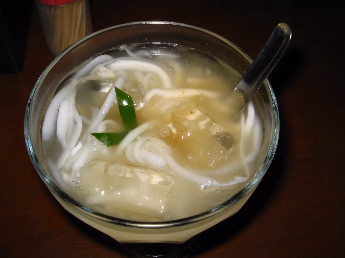 Es kelapa muda của Indonesia cũng là món đồ uống lạnh giải nhiệt nổi tiếng thế giới.Ảnh: Monngonmoingay.