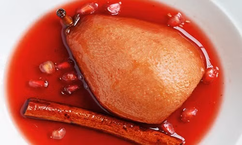 Món này ngon nhất khi ăn lạnh, chính vị ngọt, chua thanh thanh, mùi thơm mát của lê, màu đỏ tím đẹp mắt của lựu đã giúp món ăn này luôn ghi điểm và dễ dàng lấy lòng những người có khẩu vị khó tính nhất. Ảnh: Tin247.