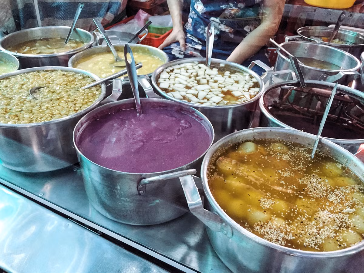 Hai món đồ ăn uống này đều rất hút thực khách bởi vừa giúp nhâm nhi lót dạ lại đã khát khi hè đến. Ảnh: Monngonmoingay.