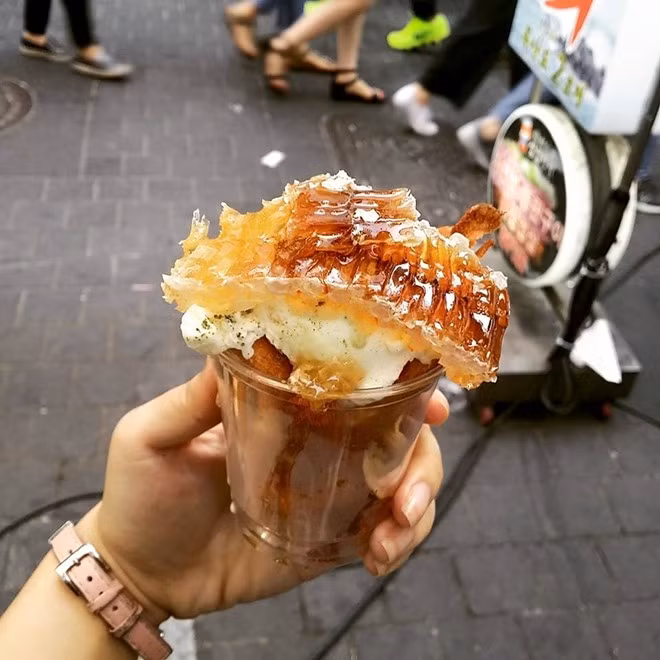 Kem cá sáp mật đây là món ăn lạnh nổi tiếng và được ưa thích của Hàn Quốc. Món ăn này được mọi du khách đánh giá là ngon vô đối và hấp dẫn vô cùng. Ảnh: Foody.