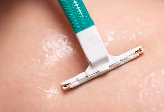 Đính đá vùng bikini: Trào lưu này là một hình thức trang trí da gần vùng kín với những viên pha lê lấp lánh, cụ thể là pha lê swarovski. Những viên pha lê được gắn lên sau khi lông mao vùng kín được "dọn sạch". Ảnh: Kenhsuckhoe.