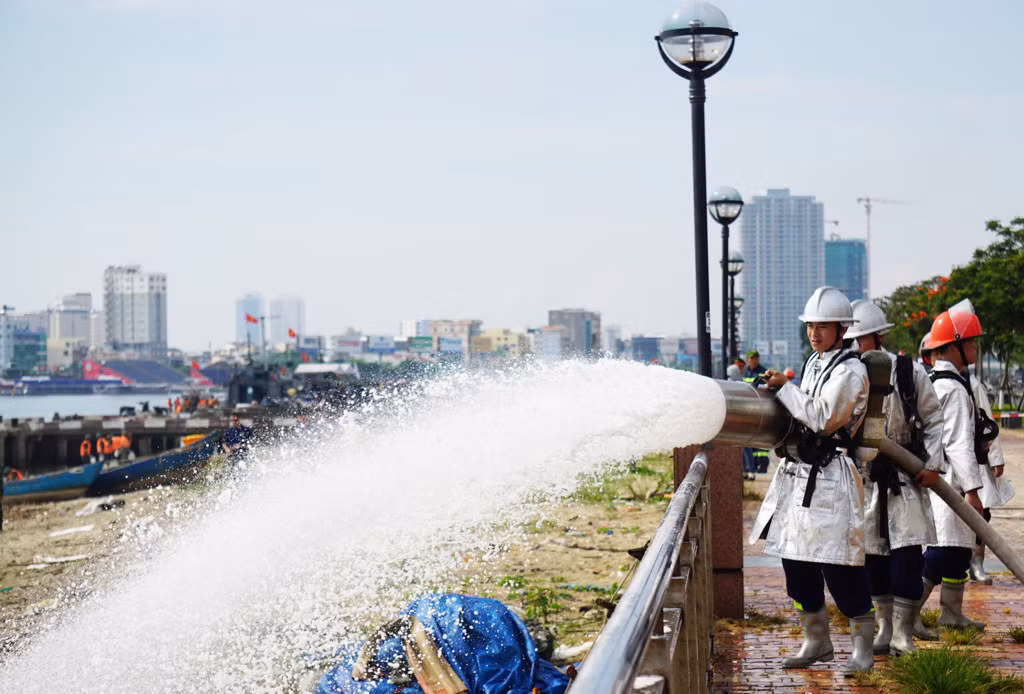 Cùng lúc này, lực lượng chữa cháy chuyên nghiệp ứng phó với sự cố tràn dầu trên bờ.