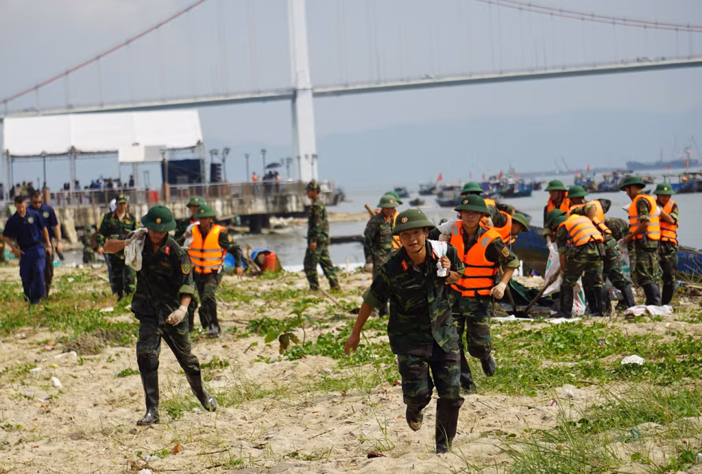 Buổi diễn tập có sự tham gia hơn 300 chiến sĩ. Hải quân Mỹ có 50 thành viên cùng phối hợp thực hiện nhiệm vụ cứu hộ, cứu nạn trên sông.