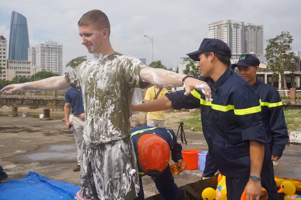 Các chiến sĩ cứu hộ xử lý tẩy dầu dính lên da, tẩy độc cho các nạn nhân.