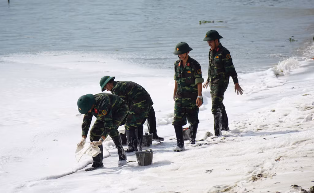 Tại khu vực bờ biển, các chiến sĩ biên phòng tổ chức thu gom dầu tràn vào bờ đưa lên xe bồn vận chuyển đi xử lý.