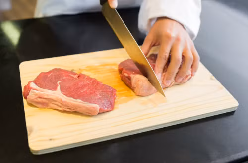 Nên cắt thịt ra thành từng miếng nhỏ vừa ăn và bỏ riêng từng túi một để tránh việc thịt sau khi rã đông lại bỏ lại là mất chất dinh dưỡng và nhanh hỏng hơn. Ảnh: Hifood.