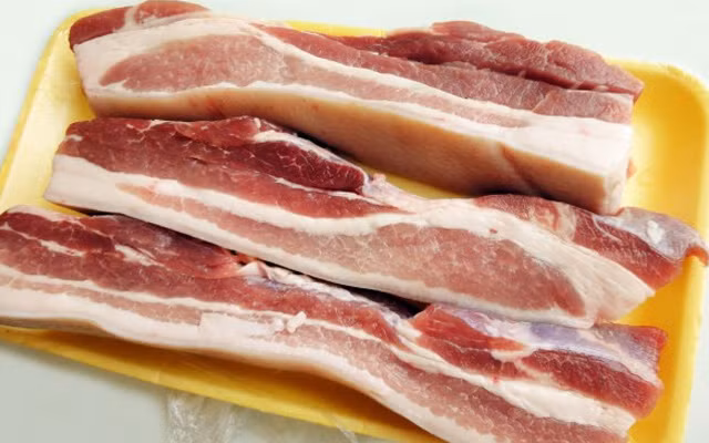 Thịt ba chỉ: Đây là phần thịt bụng của con lợn. Sở dĩ có tên là ba chỉ hay ba rọi vì miếng thịt gồm các lớp thịt, mỡ, thịt, mỡ xen lẫn xếp lớp lên với nhau.