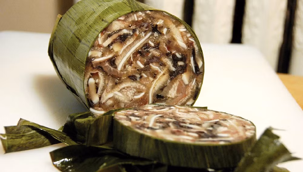 Món nổi tiếng nhất với thịt thủ là món giò xào, hay còn gọi là giò thủ.