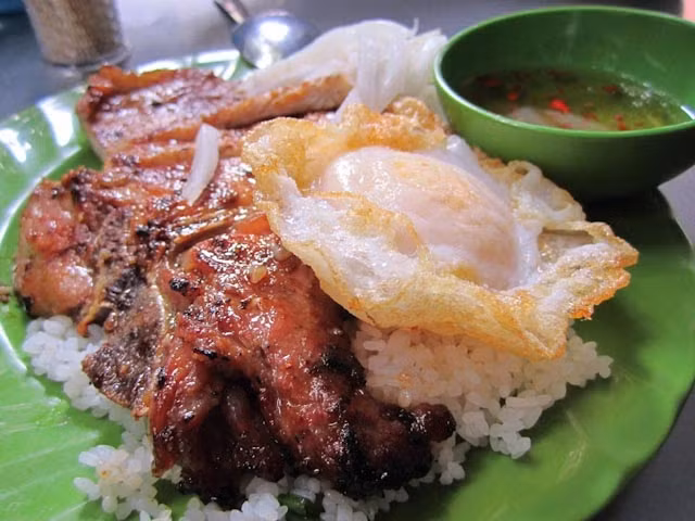 Thịt cốt lết hay được sử dụng để làm ruốc hoặc rim mặn. Ở miền Nam, thịt cốt lết rất được ưa chuộng để làm món cơm tấm sườn và phần thịt cốt lết này để nướng ăn kèm với cơm.