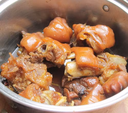 Có nhiều món ăn được chế biến từ chân giò, chủ yếu là món ninh nhừ như canh hầm, kho nghệ, nấu giả cầy…