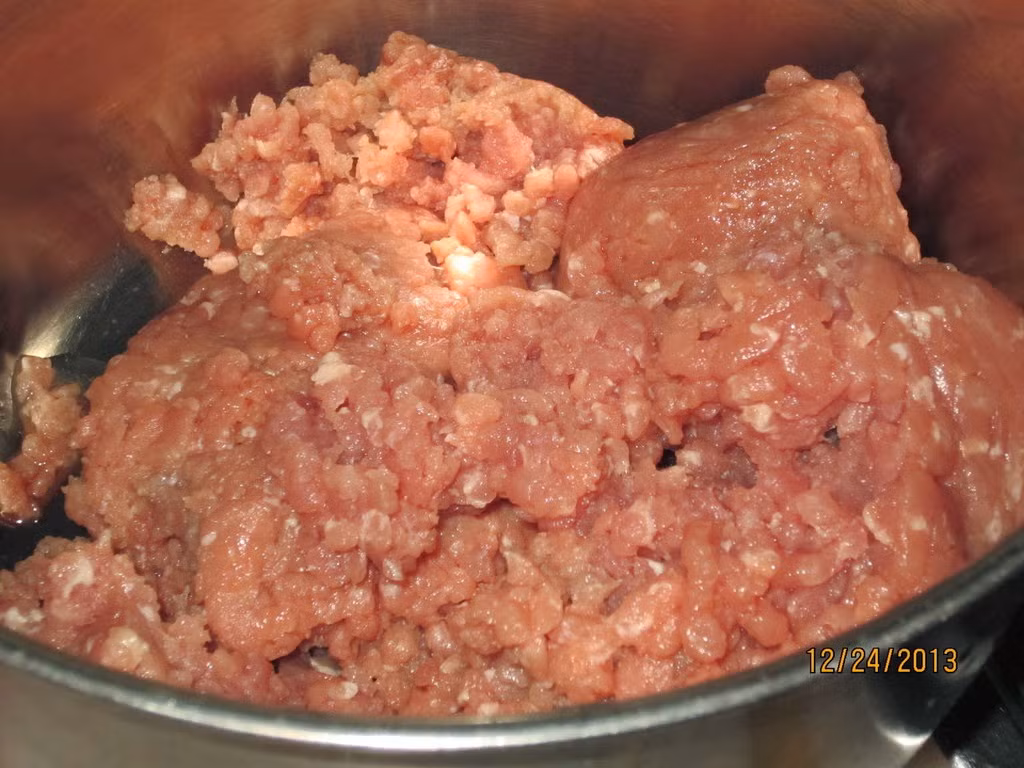 Thịt có độ dai hơn và giòn hơn, nên được dùng nhiều trong các món kho, chiên rán, nướng hoặc xay ra làm thịt xay để dùng chế biến các món ăn khác.