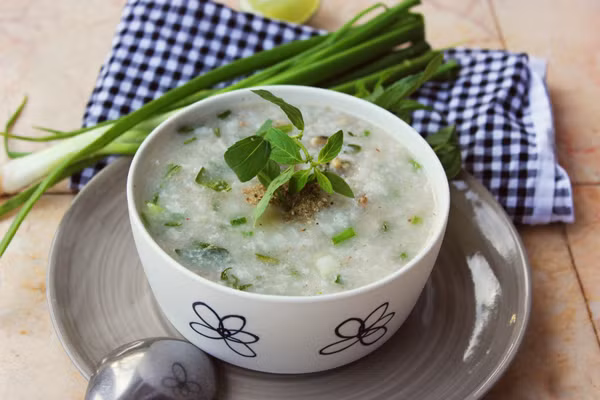 Bên cạnh các bài thuốc ngăn ngừa và giảm biến chứng sốt xuất huyết thì mọi người cũng có thể chế biến các món ăn hỗ trợ người bệnh như: cháo bí đao, cháo rau cần đại táo, canh mướp nhuyễn lạc… Ảnh: Kidsplaza.