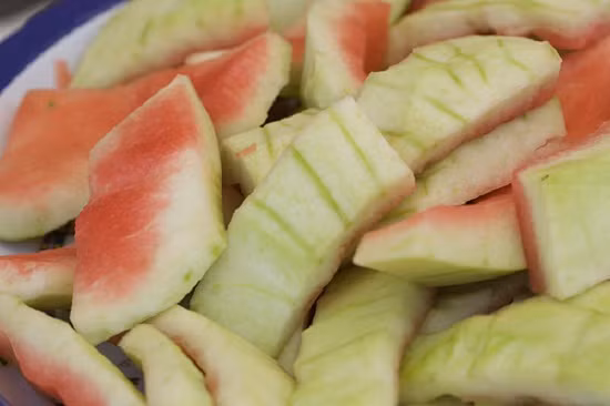 Bài thuốc 4: Dùng cùi trắng ở vỏ dưa hấu đun nước với kim ngân hoa sau đó lấy nước hòa đường uống gần như thay nước trong ngay để làm mát cơ thể, hạ sốt và tránh xuất huyết. Ảnh: Làm bánh 365. 