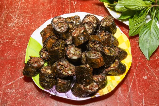 Lòng non nhồi sụn: Lòng nhồi sụn với lớp vỏ chiên dai giòn, phần nhân gồm sụn non và cuống họng giòn sần sật, thơm phức các loại rau gia vị, đậm đà miễn chê. Ảnh: Em đẹp.