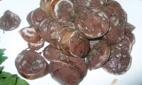  Lòng lợn nhồi tiết hành tây luộc: Đây là món ăn quen thuộc của người Việt. Các đầu bếp thường làm sạch phần lòng già của con lợn sau đó băm chút thịt, mỡ phần nhào cùng tiết, hành tây thái hạt lựu và rau thơm nhồi vào lòng rồi luộc chín. Ảnh: Phununet.