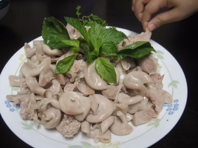 Tràng lợn luộc: Tràng lợn là phần dạ con của con lợn cái. Tràng lợn có màu trắng ngà, khi chế biến chỉ cần làm sạch sau đó luộc chín là xong. Tràng lợn ăn giòn, thơm và hiếm có nên rất nhiều người yêu thích. Ảnh: Wikipedia.