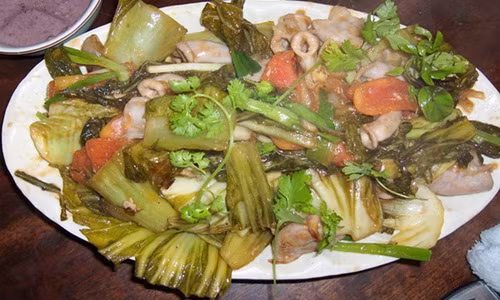 Lòng lợn xào dưa chua: Món ăn dân dã rẻ tiền này lại cực kỳ đưa cơm, kích thích vị giác của bạn. Chế biến món này rất đơn giản. Bạn chỉ cần làm sạch lòng già, lòng non và dạ dày lợn thái thành miếng vừa ăn rồi xào cùng dưa chua và cà chua thêm hành răm là xong. Ảnh: Phunutoday.