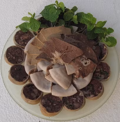 Lòng tiết luộc chín có mùi thơm đặc trưng, ăn ngọt, béo, mát chấm với nước mắm chanh tỏi ớt pha chua ngọt là tuyệt nhất. Ảnh: Phununet.