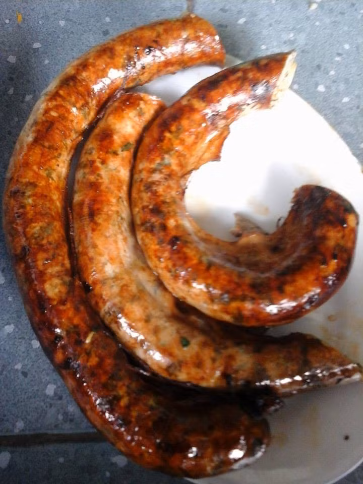 Lòng lợn rán: Đây là một món ăn khác thường được chế biến để nhậu hoặc ăn kèm với bún đậu mắm tôm. Người ta lấy những khúc dồi lợn nhồi ở trên chiên vàng giòn vỏ rồi mới ăn. Ảnh: Khéo tay.