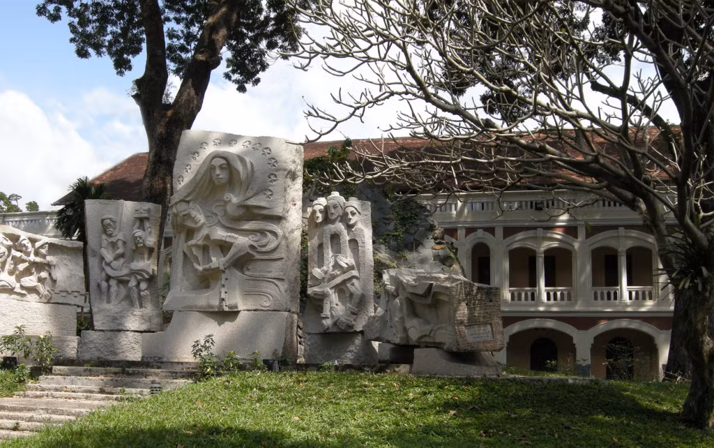 Tại đây có nhiều tượng điêu khắc, tranh nghệ thuật tôn giáo và dân gian đặc sắc. Hiện nay, nhà thờ chủ yếu là nơi hành lễ của giáo dân người nước ngoài đang sinh sống tại TP.HCM. Ảnh: Chùn Chùn/Flickr.