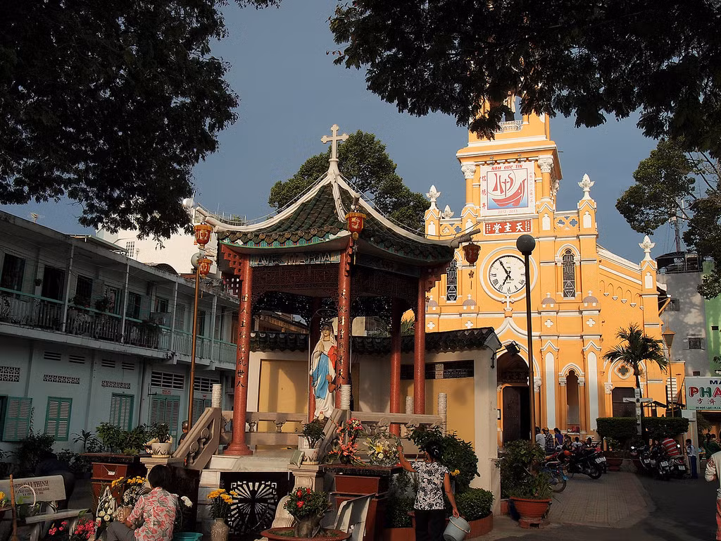 Đây là một trong những nhà thờ cổ mang lối kiến trúc Gothic. Tuy nhiên, yếu tố văn hóa người Hoa vẫn được coi trọng, thể hiện qua những chi tiết như cổng tam quan, tên nhà thờ bằng chữ Hán, mái ngói. Ảnh: Chen Jen Wang/Flickr.