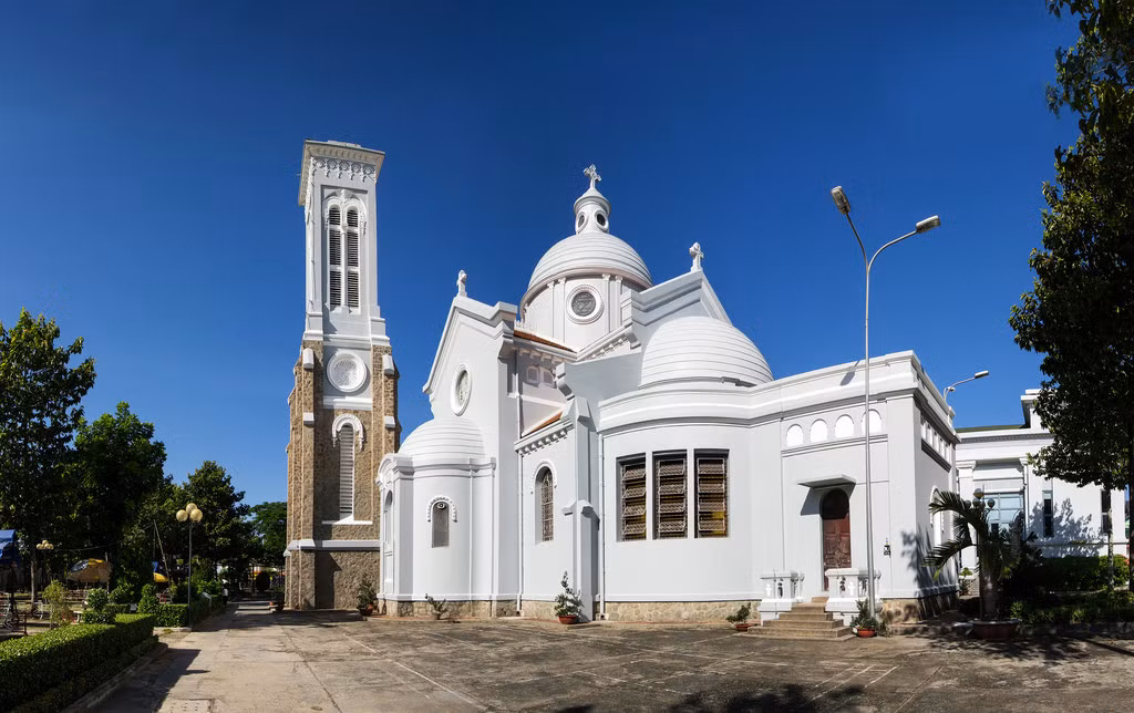 Nhà thờ Hạnh Thông Tây được xây dựng từ năm 1921, do một người con trai của nhà đại điền chủ nổi tiếng Nam Bộ thời đó xây dựng. Nhà thờ sở hữu lối kiến trúc Byzantine, mô phỏng theo một thánh đường tại Ravenna, Italy. Ảnh: Mr.Big/Flickr.