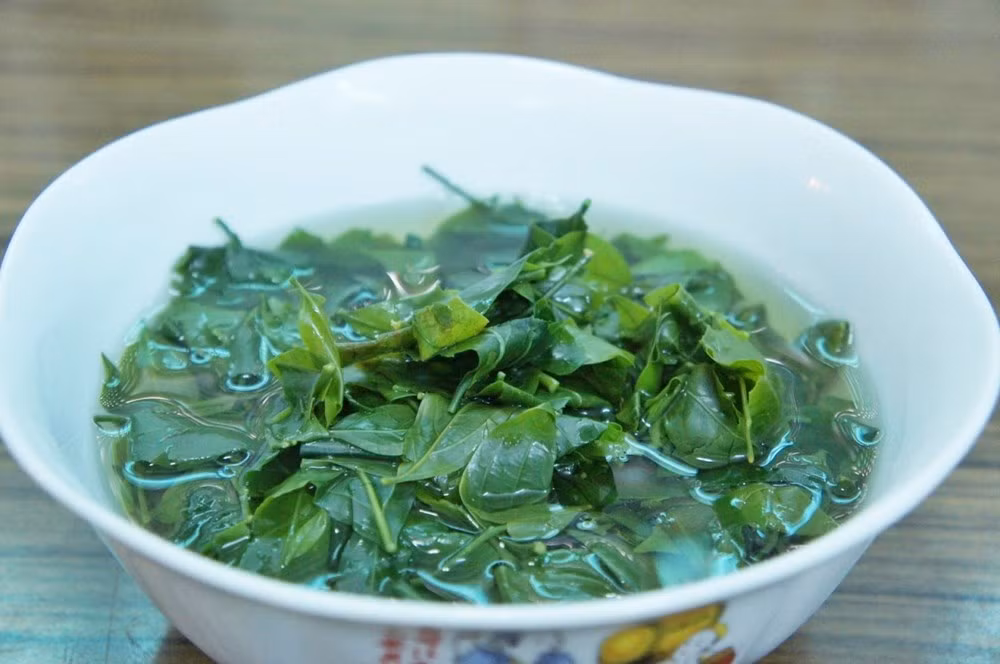 Khi nấu rau sắng mọi người cần lưu ý: sau khi thả rau vào nước canh sôi lên thì nên bắc ra luôn vì để sôi lâu rau sẽ bị nhừ, mất hết vị ngọt tự nhiên. Ảnh: Kiến thức.